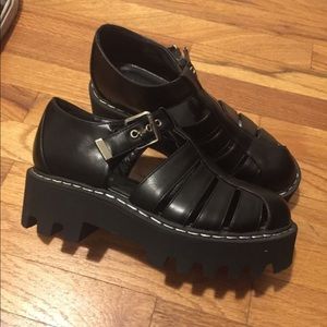 Black women’s sandals fits size 8